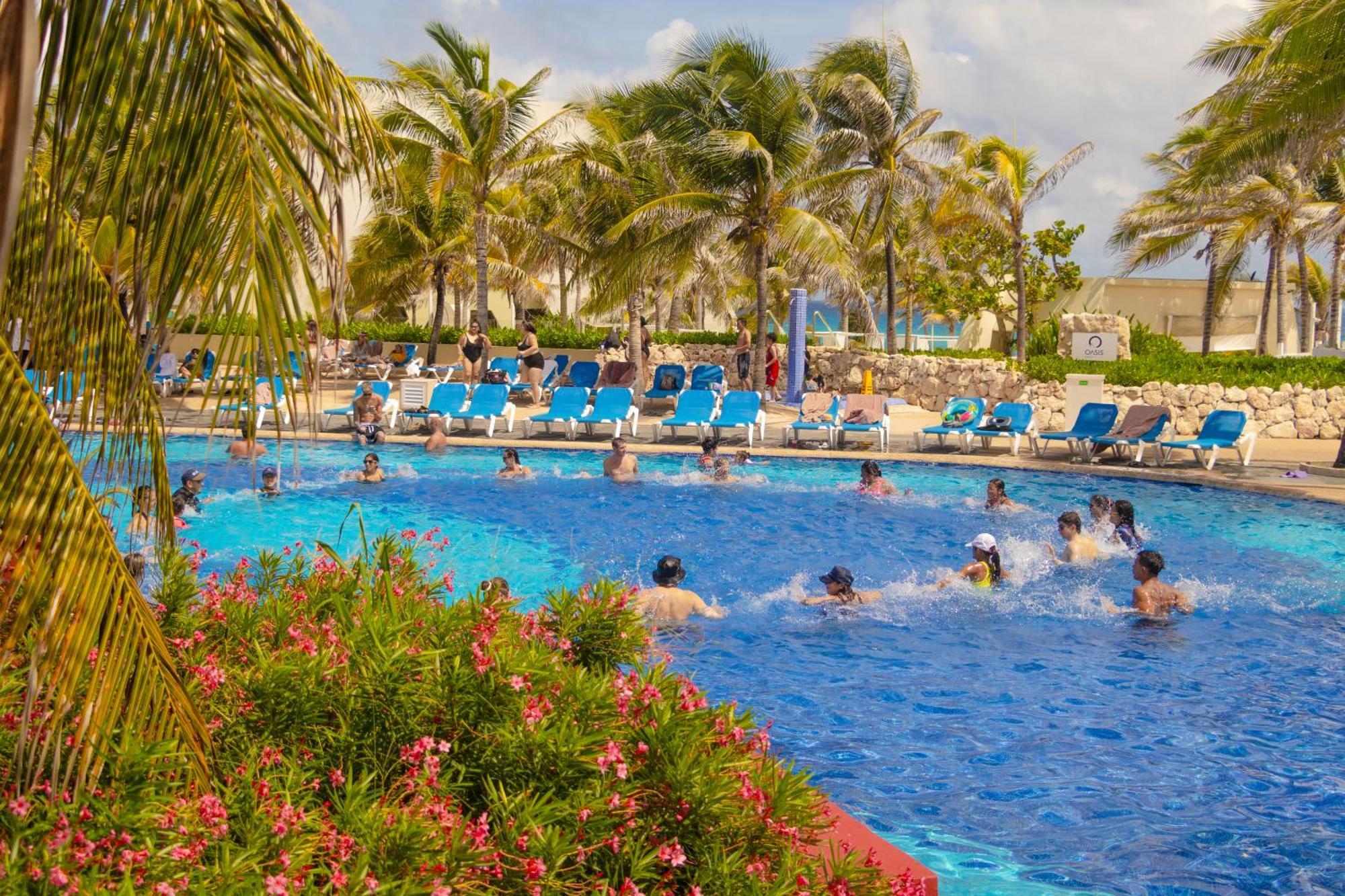 Grand Oasis Cancun Hotel Exterior photo A swimming pool at a resort in Cancun, Mexico