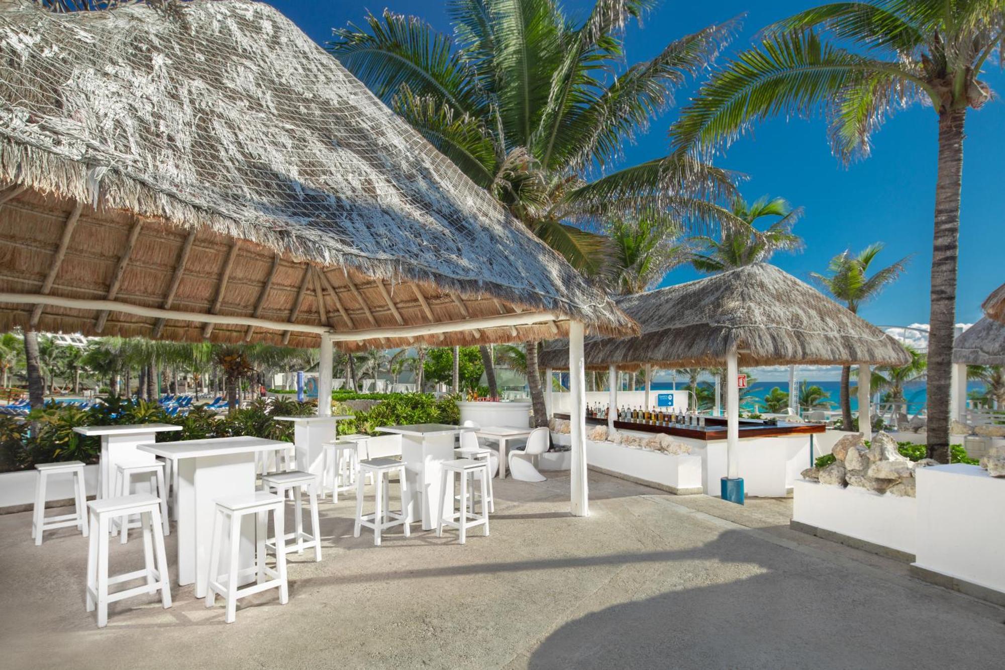 Grand Oasis Cancun Hotel Exterior photo The beach bar at the resort