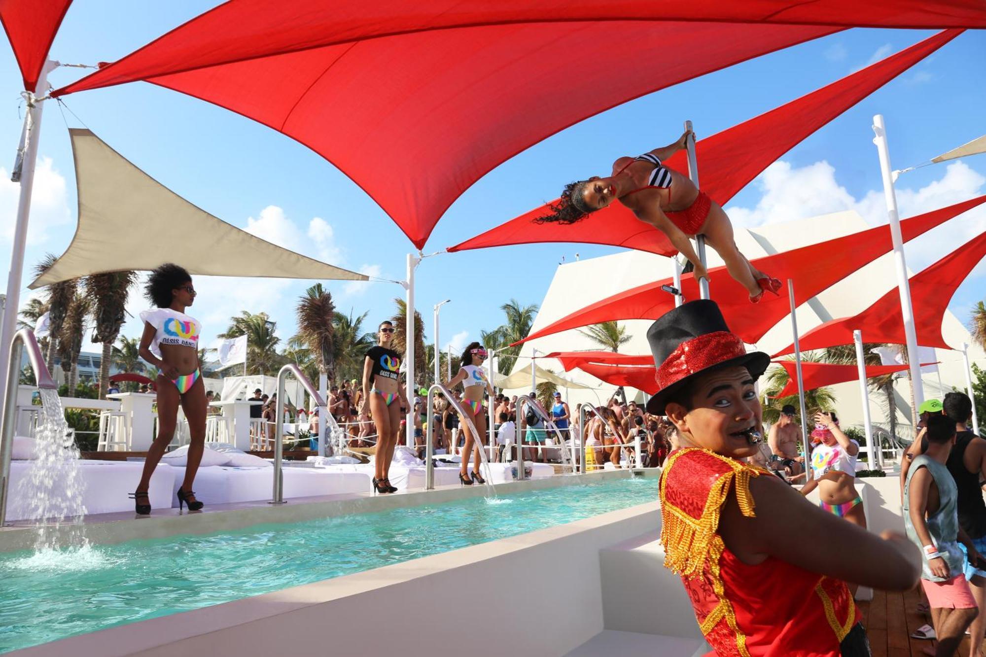 Grand Oasis Cancun Hotel Exterior photo The pool at the Fontainebleau Beach