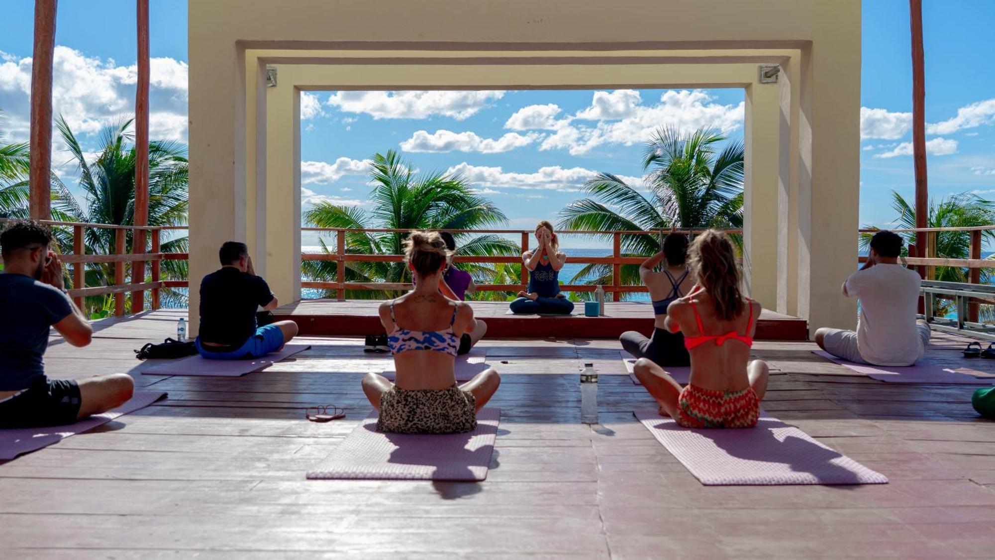 Grand Oasis Cancun Hotel Exterior photo A yoga class at a resort