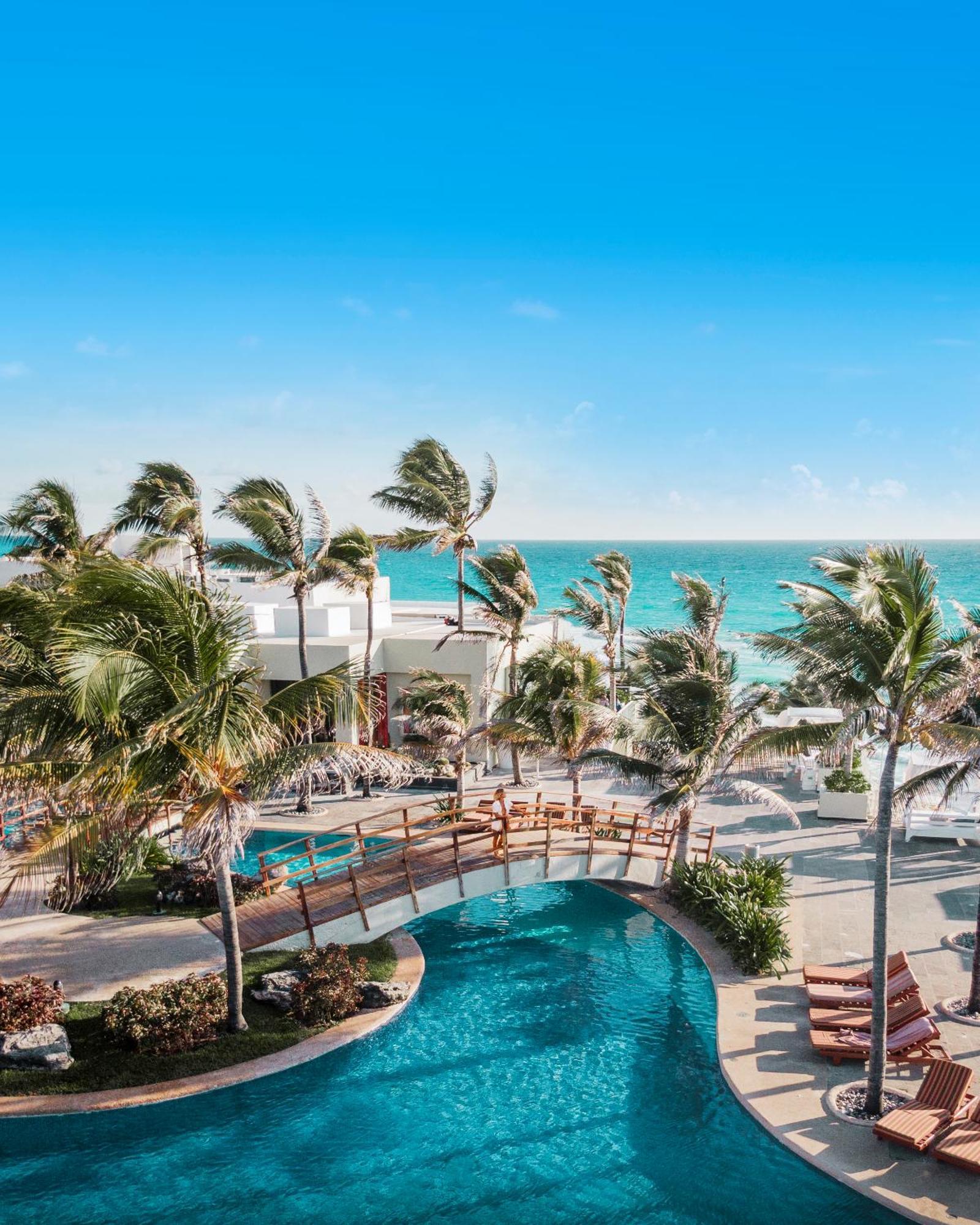 Grand Oasis Cancun Hotel Exterior photo View of the beach from the hotel